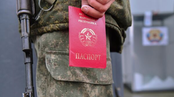 Un pasaporte del residente de la República Popular de Lugansk - Sputnik Mundo