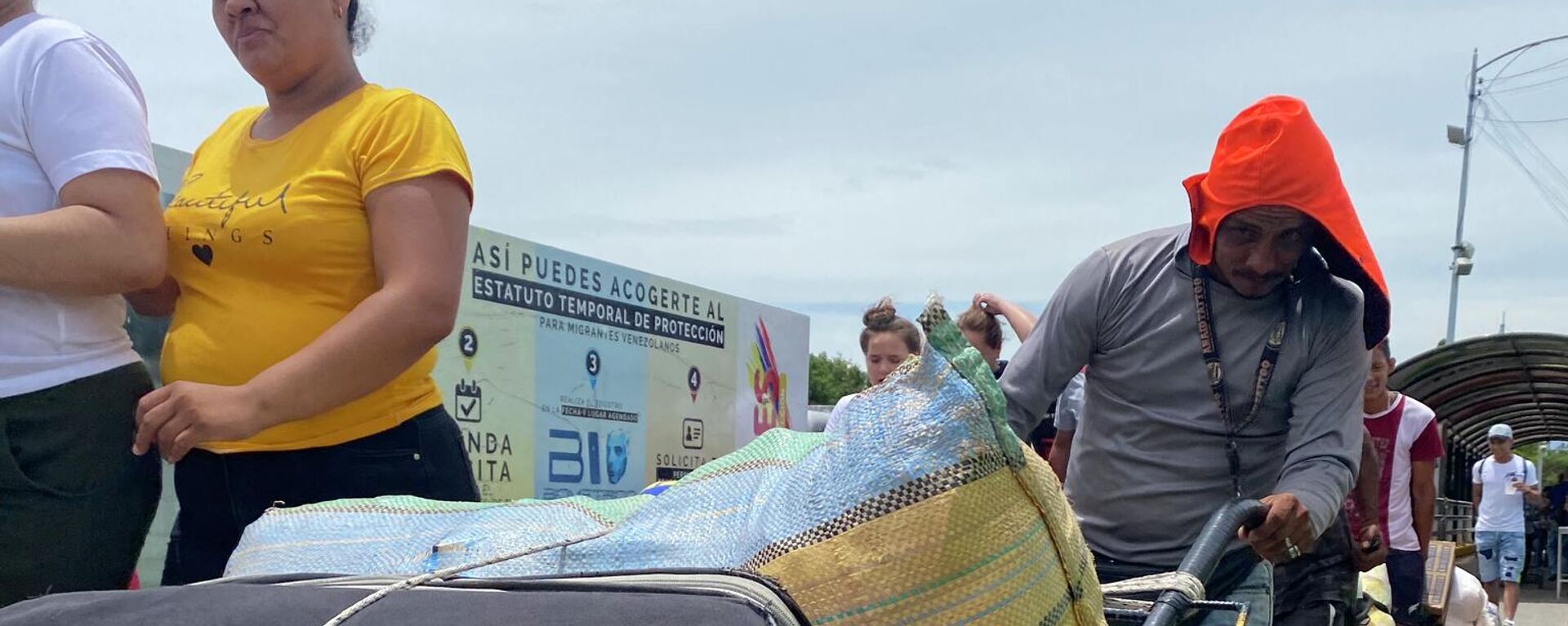 Los carreteros cobran entre uno y dos dólares y medio por pasar maletas y mercancías desde Colombia a Venezuela - Sputnik Mundo, 1920, 27.09.2023