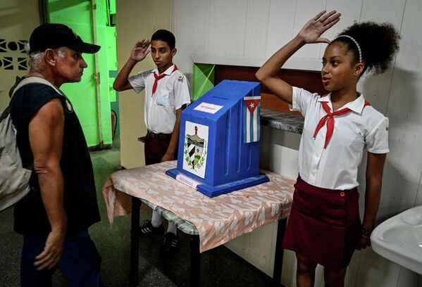 El referendo nacional sobre la adopción de un nuevo Código de las Familias ha concluido en Cuba. Más de seis millones de cubanos mayores de 16 años participaron en la votación. Tuvieron que responder a una única pregunta: &quot;¿Está usted de acuerdo con el Código de las Familias?&quot;. - Sputnik Mundo