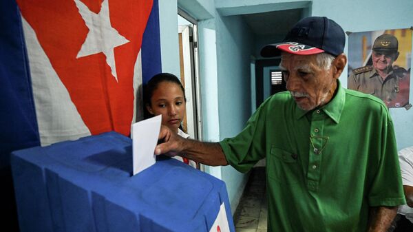 Un hombre deposita su voto en un colegio electoral durante el referéndum sobre el nuevo Código de Familia en La Habana - Sputnik Mundo