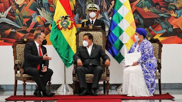 El embajador de la República Federal de Alemania, José Bernardo Schulz, y el presidente de Bolivia, Luis Arce - Sputnik Mundo