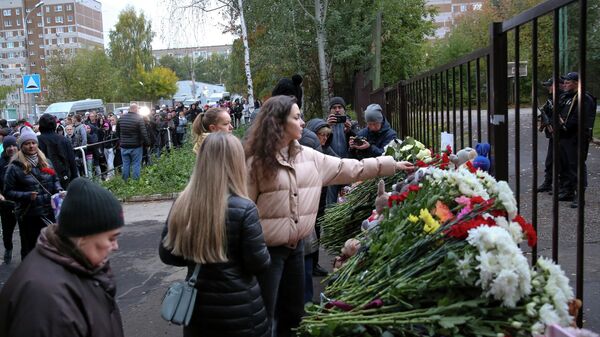 Gente poniendo flores tras tiroteo en una escuela de la ciudad de Izhevsk (al oeste de los Urales), Rusia - Sputnik Mundo