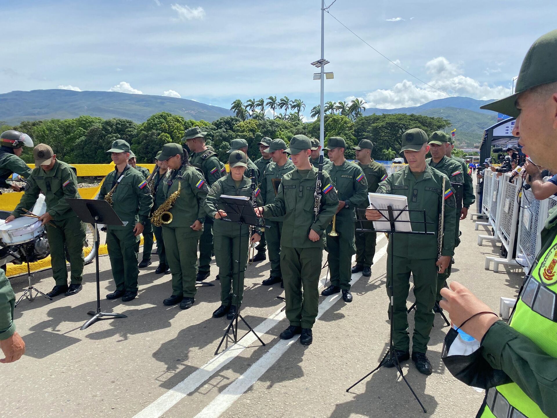 La banda marcial de la Guardia Nacional Bolivariana ensayando el himno colombiano - Sputnik Mundo, 1920, 26.09.2022