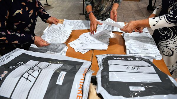 El conteo de los votos tras los referendos sobre adhesión a Rusia celebrados en las repúblicas populares de Donetsk, Lugansk y regiones de Jersón y Zaporiyia - Sputnik Mundo