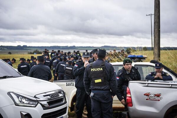La llegada de policiales a los terrenos donde se instalaron indígenas - Sputnik Mundo