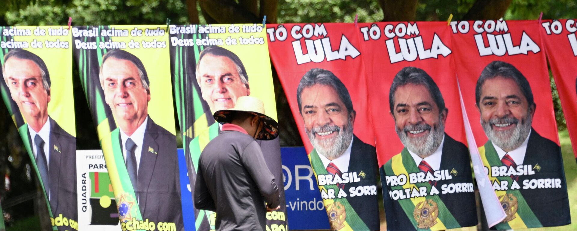 Banderas con las imágenes de Jair Bolsonaro y Luiz Inacio Lula da Silva, candidatos a la presidencia de Brasil - Sputnik Mundo, 1920, 27.09.2022