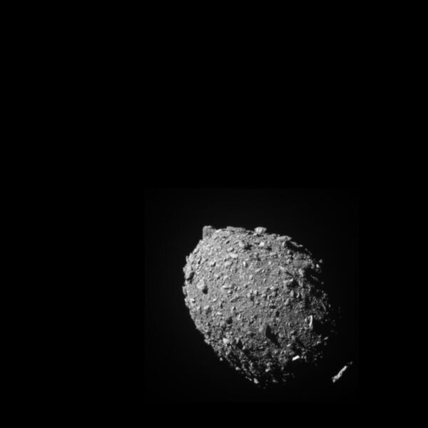 El impacto ocurrió el 26 de septiembre y se estima que la sonda iba a una velocidad de unos 22.500 km/h en el momento del choque.En la foto: el asteroide Dimorphos 11 segundos antes del impacto visto por la propia DART desde una distancia de 68 kilómetros. Fue la última imagen en la que cabía todo el asteroide de 160 metros de diámetro. - Sputnik Mundo