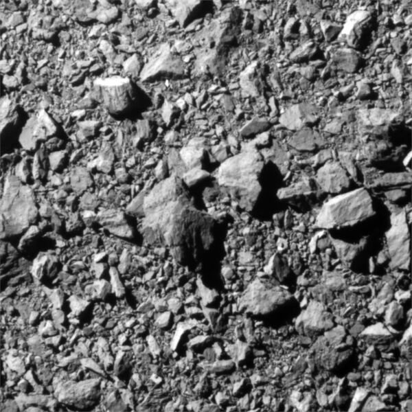 Cabe señalar que el asteroide Dimorphos no representaba ningún peligro para la Tierra y solo se usó para probar el sistema.En la foto: la superficie de Dimorphos grabada por la cámara DRACO desde una distancia de 12 kilómetros, dos segundos antes del impacto. En la imagen cabe una parte del asteroide con un diámetro de unos 31 metros. - Sputnik Mundo