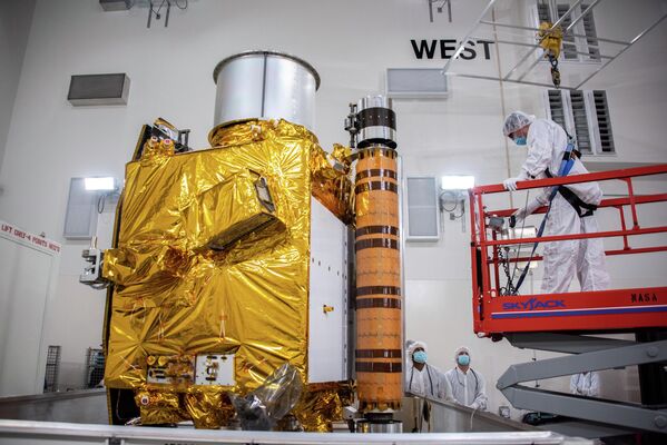 La sonda DART fue lanzada en noviembre del año pasado desde la base espacial estadounidense de Vandenberg, en California, a bordo del cohete portador SpaceX Falcon 9. El aparato pesa 610 kilos sin contar los instrumentos científicos. Desplegado mide 1,8 metros de ancho, 1,9 metros de largo y 2,6 metros de alto sin contar las baterías solares.En la foto: pruebas de la sonda DART antes de su lanzamiento. - Sputnik Mundo