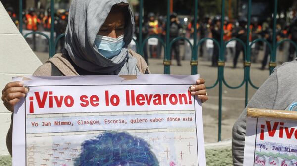 Protesta por la desaparición de los 43 normalistas en el Campo Militar no. 1 de México. - Sputnik Mundo