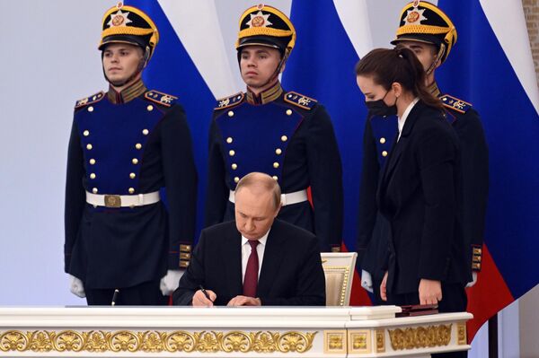 El presidente de Rusia, Vladímir Putin, firma los acuerdos sobre la incorporación de cuatro nuevas regiones al país. - Sputnik Mundo