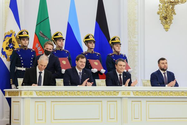 La firma de acuerdos sobre la incorporación de cuatro nuevas regiones a la Federación de Rusia. - Sputnik Mundo