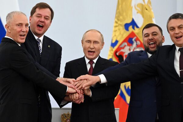 El mandatario ruso y los líderes de los nuevos sujetos de la Federación de Rusia, tras la ceremonia de firma. - Sputnik Mundo