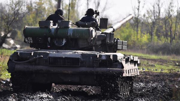 Tanque T-80 en el territorio de la República Popular de Donetsk (RPD) - Sputnik Mundo