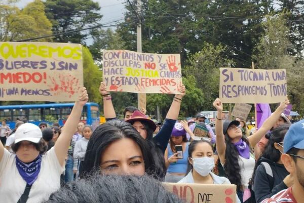 Marcha en Quito contra la violencia de género que este 2022 cobró la vida a más de 206 personas - Sputnik Mundo