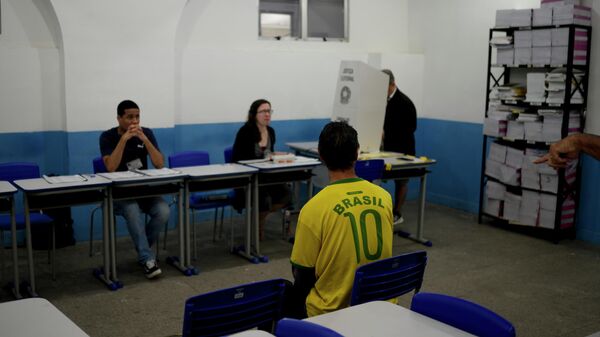 Gente esperando a votar en las elecciones presidenciales en Brasil - Sputnik Mundo