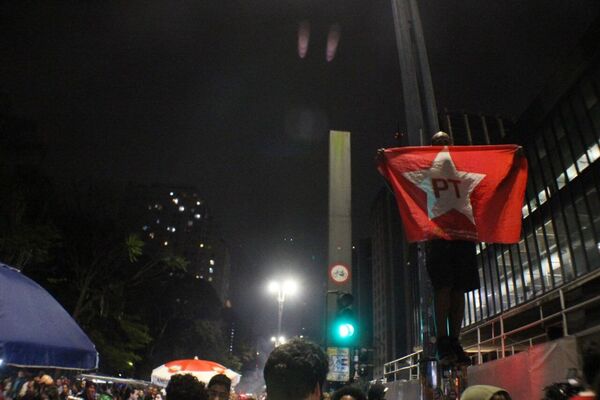 Celebraciones de partidarios del Partido de los Trabajadores (PT) en la tradicional Avenida Paulista  - Sputnik Mundo