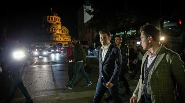Kiril Petkov, líder de Continuamos el Cambio, camina cerca de la catedral de Alexandr Nevski en Sofía, Bulgaria, tras conceder la derrota en las elecciones - Sputnik Mundo
