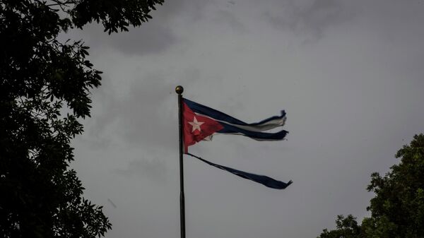 La bandera de Cuba durante el huracán Ian - Sputnik Mundo