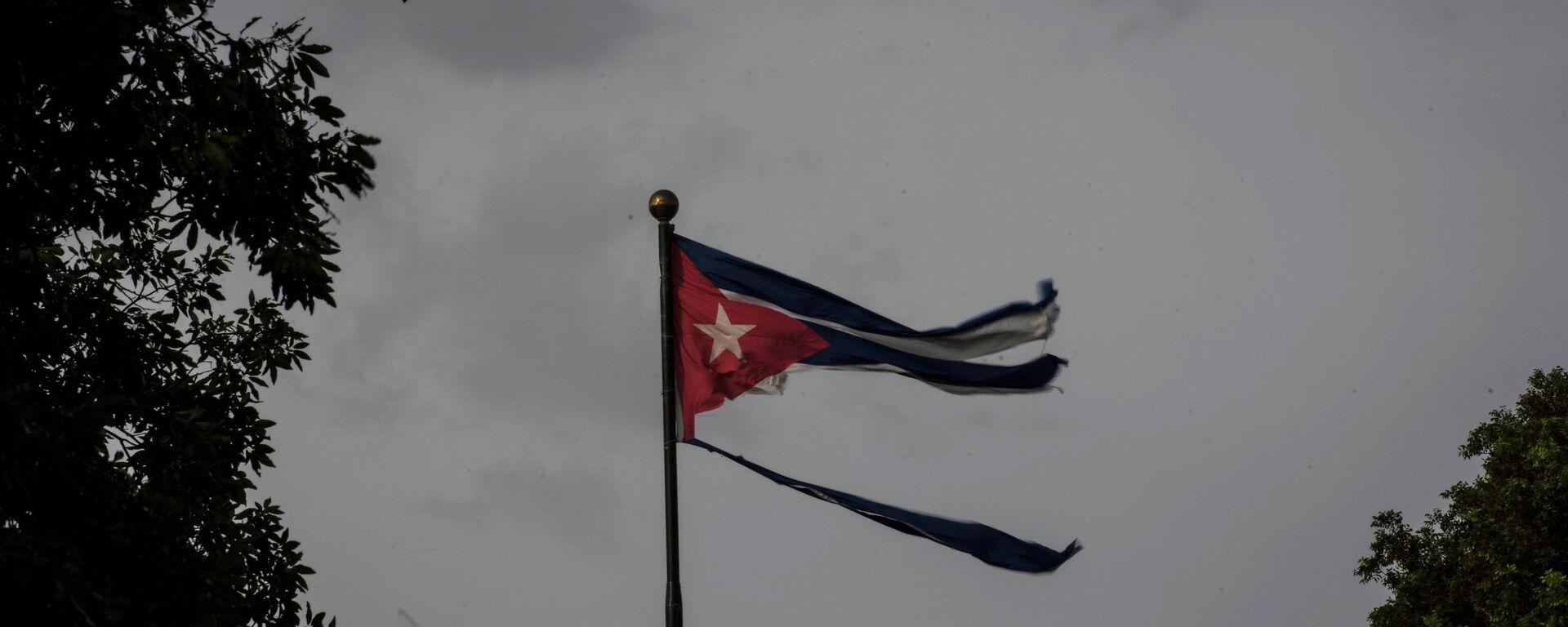 La bandera de Cuba durante el huracán Ian - Sputnik Mundo, 1920, 03.10.2022