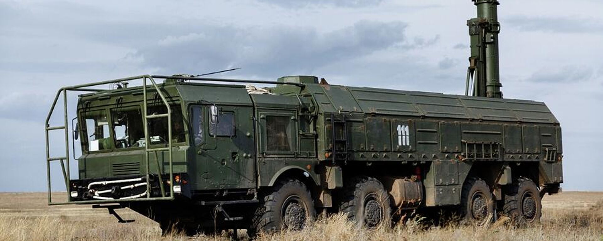 El sistema de misiles táctico-operativo Iskander de la 92ª brigada de misiles se prepara para su uso en el marco del ejercicio militar especial Centro 2015 - Sputnik Mundo, 1920, 03.10.2022
