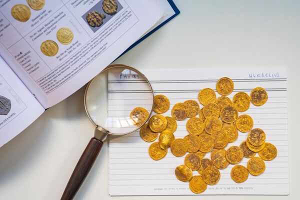 Monedas de oro sólido encontradas de la época bizantina en Isarel - Sputnik Mundo