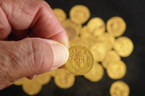 Monedas de oro sólido encontradas de la época bizantina en Isarel - Sputnik Mundo