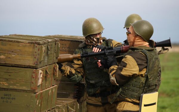 Los soldados movilizados realizan prácticas con todas las armas que podrían tener que manejar.En la foto: prácticas de tiro con un lanzagranadas RPG-7. - Sputnik Mundo