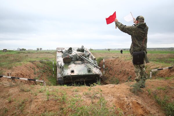 La duración del entrenamiento y formación de los movilizados puede llegar a un mes.En la foto: los militares movilizados están aprendiendo a manejar los vehículos de combate de infantería BMP-3. - Sputnik Mundo