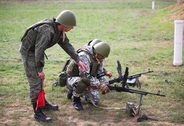 Varios soldados de la movilización parcial están practicando el ensamblaje y desensamblaje de ametralladoras. - Sputnik Mundo