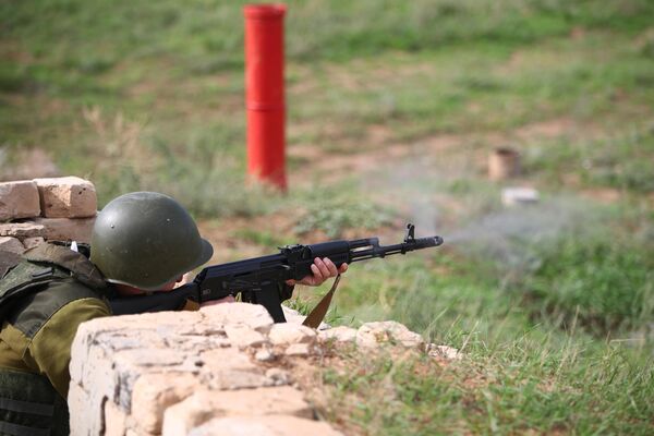 Un soldado movilizado realiza prácticas de tiro. - Sputnik Mundo