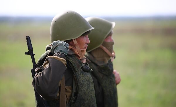 Dos soldados movilizados durante unos ejercicios de formación. - Sputnik Mundo