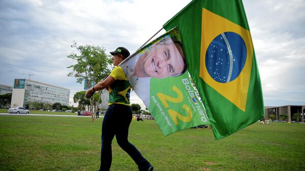 Una mujer apoyando al candidato y presidente de Brasil, Jair Bolsonaro en las elecciones presidensiales  - Sputnik Mundo