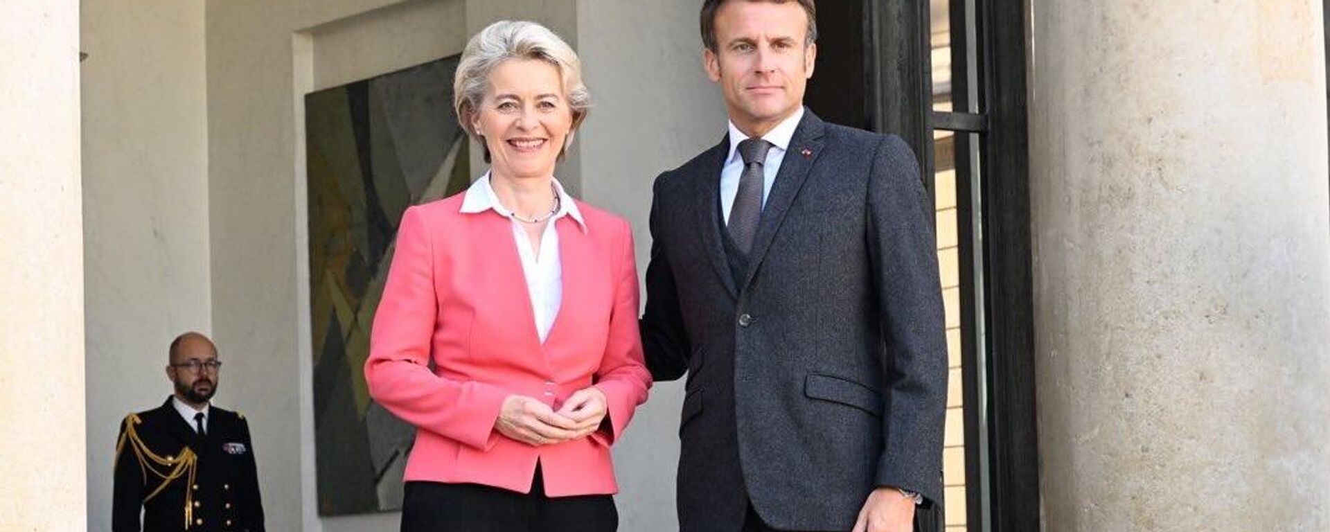 La titular de la Comisión Europea, Ursula von der Leyen, junto al presidente de Francia, Emmanuel Macron. - Sputnik Mundo, 1920, 04.10.2022