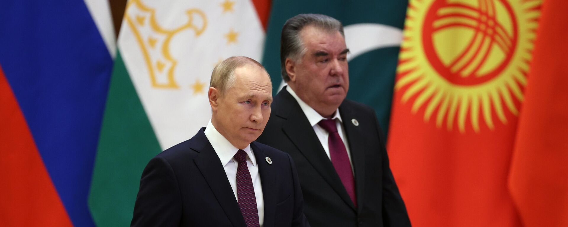 Vladímir Putin, el presidente de Rusia, y Emomali Rahmon, el mandatario de Tayikistán - Sputnik Mundo, 1920, 05.10.2022