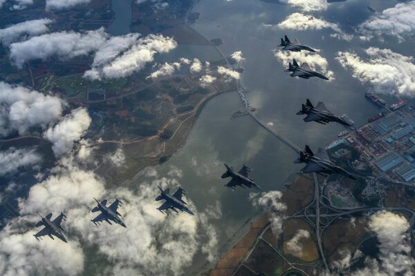 Aviones de combate surcoreanos y estadounidenses practican trabajo conjunto durante un ejercicio militar. - Sputnik Mundo