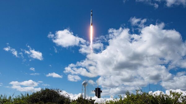 Lanzamiento del cohete Falcon 9 de SpaceX que lleva la nave espacial de la misión Crew-5 - Sputnik Mundo