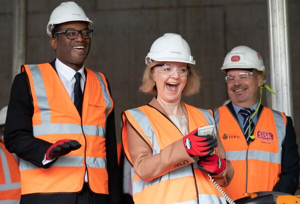 La primera ministra británica, Liz Truss junto al ministro de Economía, Kwasi Kwarteng (izda), visitan  la construcción de un nuevo centro médico en Birmingham, el Reino Unido. - Sputnik Mundo