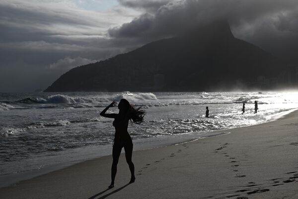 Los turistas en la playa de Ipanema, en Río de Janeiro, el día de las elecciones presidenciales de Brasil. - Sputnik Mundo