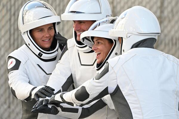 De izquierda a derecha: la cosmonauta rusa Anna Kikina, los astronautas de la NASA Josh Cassada, Nicole Mann y el astronauta japonés Koichi Wakata antes del lanzamiento del cohéte Falcon 9 de SpaceX con la nave Crew5 Dragon en el Centro Espacial Kennedy de la NASA en Florida, sureste de EEUU. - Sputnik Mundo