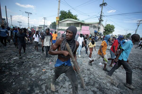 Decenas de manifestantes en Puerto Príncipe exigen la dimisión del primer ministro de Haití, Ariel Henry. - Sputnik Mundo