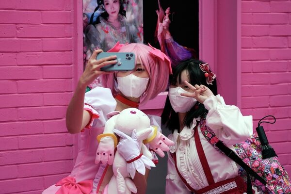 Dos participantes del carnaval de cosplay en un centro comercial de Pekín, China. - Sputnik Mundo