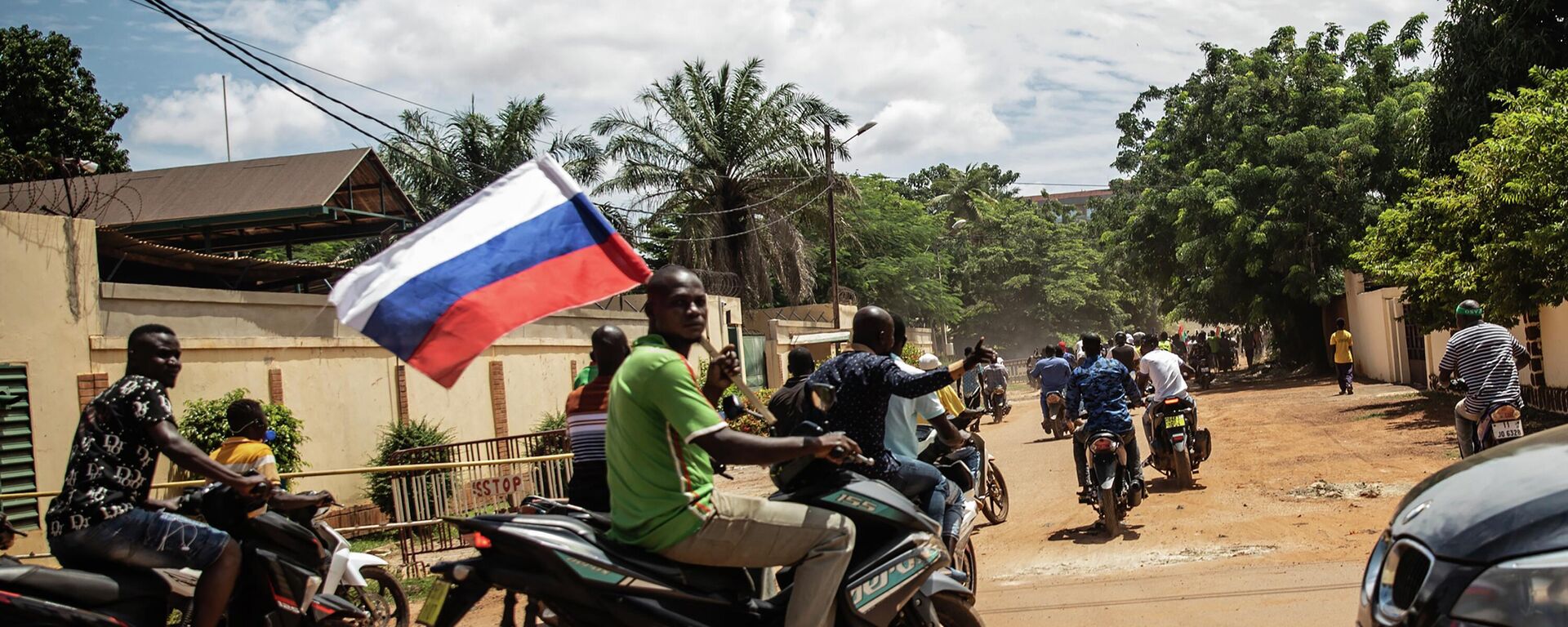 Partidarios del capitán Ibrahim Traore desfilan agitando una bandera rusa en las calles de Uagadugú, Burkina Faso, el domingo 2 de octubre de 2022.  - Sputnik Mundo, 1920, 08.10.2022