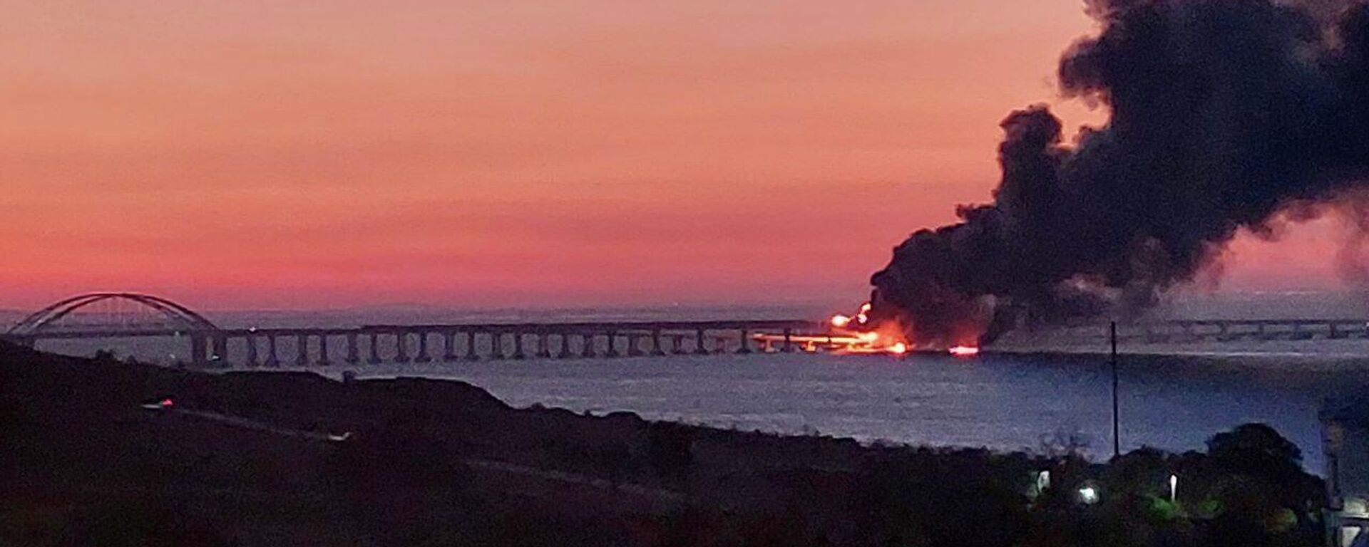 Un incendio provoca el cierre del puente de Crimea  - Sputnik Mundo, 1920, 02.03.2024