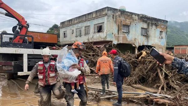 Rescatistas trabajan en Tejerías, tras fuertes lluvias en Venezuela - Sputnik Mundo