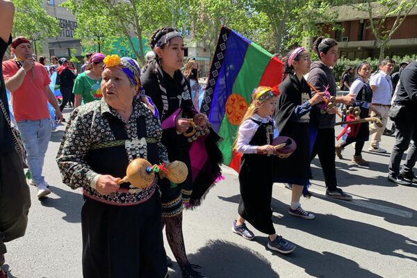Cientos de personas se movilizaron por el Día de la Resistencia mapuche en Chile - Sputnik Mundo