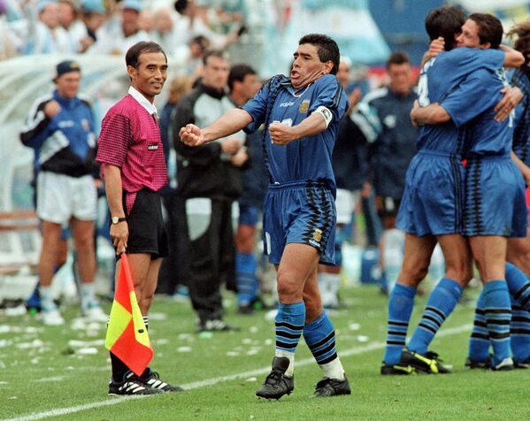 En segundo lugar está el legendario Diego Maradona, convertido en héroe nacional de Argentina. Maradona no batió decenas de récords como Messi ni marcó más de 1.000 goles como Pelé, pero se convirtió en un icono y en la encarnación del propio fútbol tras la mano de Dios y el mejor gol de los mundiales ante los ingleses. A pesar de que han pasado casi dos años desde su muerte, y de que terminó su carrera en 1997, sigue teniendo millones de fans en todo el mundo. Argentinos Juniors y el Napoli tienen estadios con su nombre, y su casa en la barriada de Villa Fiorito, en la provincia de Buenos Aires, está reconocida como monumento histórico. - Sputnik Mundo
