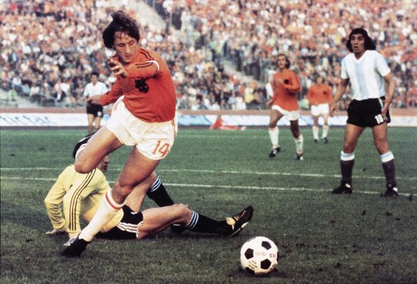 El sexto puesto lo ocupa Johan Cruyff (1947 - 2016), tres veces ganador del Balón de Oro y leyenda de la selección holandesa. En su época, Cruyff fue el líder de clubes como el Ajax y el Barcelona. Como entrenador, ganó seis trofeos con el Ajax y 21 con el Barcelona. - Sputnik Mundo