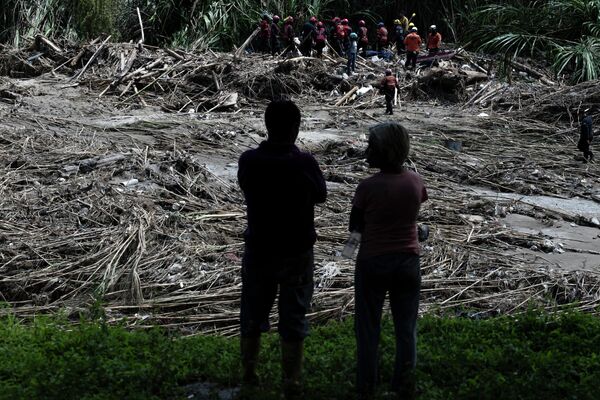 Continúa la operación de rescate en la localidad de Las Tejerías, en el norte de Venezuela, donde un desprendimiento de tierra causó la muerte de al menos 43 personas y dejó a más de 50 desaparecidas. - Sputnik Mundo