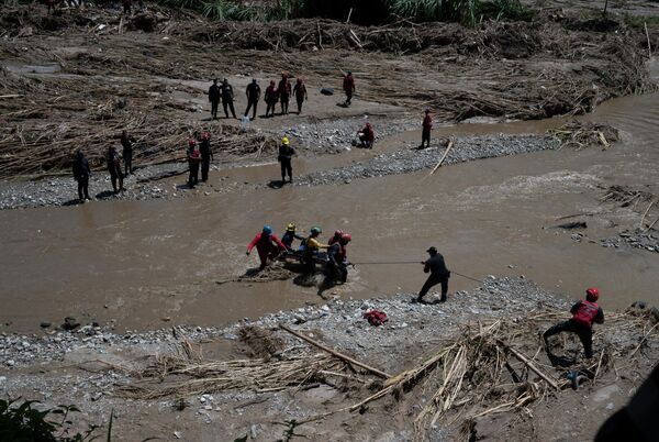 Las autoridades advirtieron que el número de muertos posiblemente aumente a medida que los equipos de rescate que limpian los escombros y el barro de las calles de la ciudad se desplacen aguas abajo del río Tuy, que fluye a 2 km de la ciudad. - Sputnik Mundo